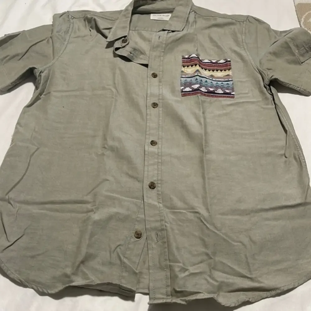On the byas button down‎ shirt size L